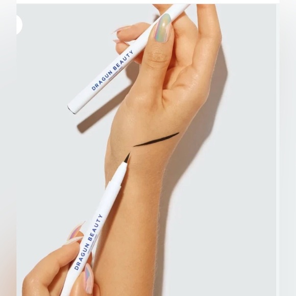 Dragun Beauty DragunWing Liquid Eyeliner in Blackout - Picture 3 of 5